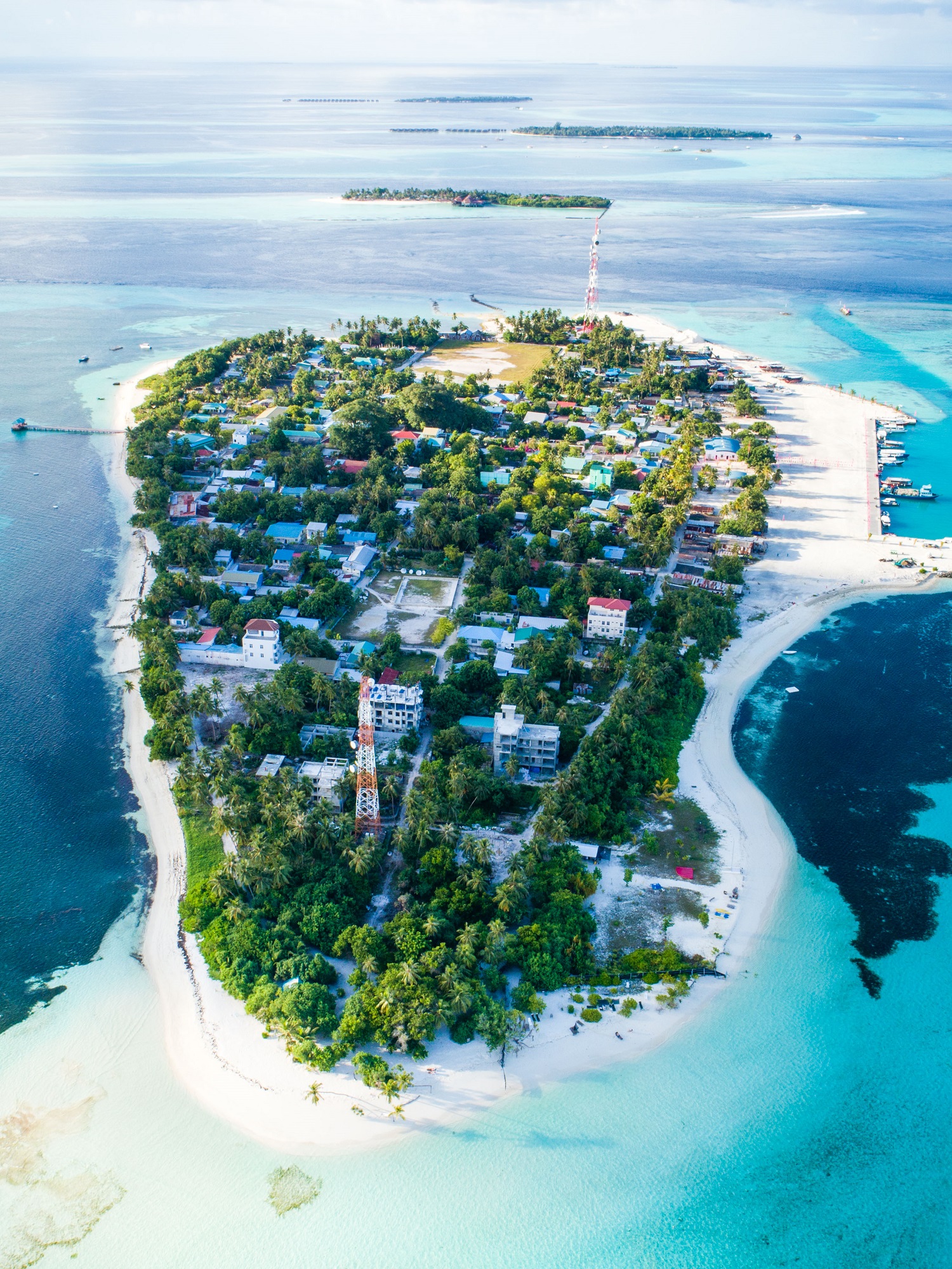 People live on islands. Остров Ари Атолл Мальдивы. Остров Дангети Мальдивы. Каафу Атолл Мальдивы. Ari Atoll Мальдивы.